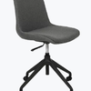 Grå polstret kontorstol med blød, buet ryg og sæde i ét stykke, monteret på sort stel med hjul. En enkelt justeringsarm under sædet. Designet fremstår enkelt og moderne med tekstil overflade og kontrast mellem mørkt stof og sort metalstel, rene linjer.